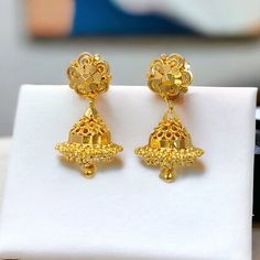 Small Gold Plated Filigree Jhumka/ Jimikki Earrings feature floral studs and a bead hanging. They have a screw-type back and are perfect for women of any age on special occasions like ring rituals, weddings, festive times, or even for everyday wear. Make your moments memorable with these beautiful Jimikki earrings. Jimikki Earrings, Big Earrings Gold, Big Pearl Necklace, New Gold Jewellery Designs, Gold Earrings Models, Gold Mangalsutra Designs