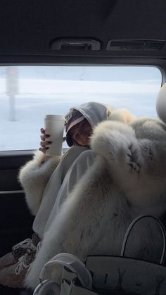 Snow Girl, Snow Bunnies, Instagram Photo Ideas Posts, Alaska Travel, Fur Coats Women, Aesthetic Photography Grunge, Rich Life, Winter Aesthetic