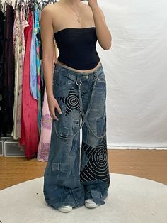 Wide Leg Jeans With Sneakers, Jeans With Sneakers, Design Moda, Denim Ideas, Pants Green, Denim Diy, Popular Fashion