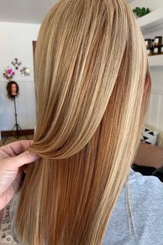 Strawberry Blonde Root Smudge, Blonde Hair With Strawberry Highlights, Natural Strawberry Blonde Hair, Haircolor Ideas, Light Strawberry Blonde, Blonde Hair Colors, Strawberry Blonde Highlights, Medium Blonde Hair, Strawberry Blonde Hair Color