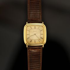 Rare Piaget Geneve watch elegant and refined example dating back to the 1980s, ultra-flat 18 kt gold case - Quartz movement Sapphire glass - Leather strap. Ref no. 7708 Houses no. 347564 Dimensions: Case: 31 x 31 mm Dial: 23 x 23 mm Strap: 1.8 x 20.5 cm Case thickness 5 mm Weight: 43.9 g Strap included Perfectly working Excellent general conditions as shown in the images Men's Vintage Watch, Watches Unique, Gold Case, Wristwatch Men, Watch Collection, Watches Jewelry, Cool Watches, Vintage Watches, Quartz Movement