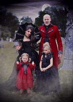 Family Scary Costumes, Family Vampire Costume Halloween, Spooky Family Halloween Costumes, Spooky Family Costumes, Scary Family Costumes, Family Halloween Costumes Scary, Vampire Family Costume, Baby Vampire Costume