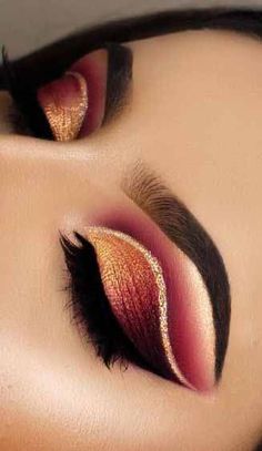 Cosmo School, Christmas Eye Makeup, Space Makeup, Makeup Tip, Cat Eye Makeup