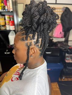 Twist Locks Hairstyles Women, Short Invisible Locs Styles, Styles For Invisible Locs, Braided Hairstyles For Graduation, Invisible Locks Hairstyle, Long Updo Hairstyles, Invisible Locs Twist, Invisible Locs Styles, Invisible Locs Hairstyle