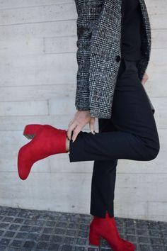 Red Booties Outfit, Red Boots Outfit, Suede Boots Outfit, Business Professional Outfits, Boots Outfit Ankle, Red Booties, Booties Outfit, Red Boots