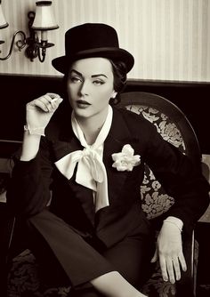 Idda Van Munster, Fest Outfits, Retro Mode, Black Suit, Vintage Glamour, White Photo, Cabaret, Vintage Girls, A Chair