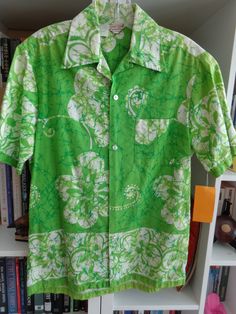 Unisex 1970's Hawaiian Floral Print Shirt An Original Hawaiian Togs Lime Green and White 100% Cotton Fabric 5 Front White Buttons SIZE: Men's Medium MEASUREMENTS (in inches): Shoulder to Shoulder (back): 18 Chest: 42 Waist: 40 Side Length (armpit to hem): 17 Arm Length (armpit to cuff): 4 1/2 Neck Opening: 16 Neck to Hem (back): 29 INTERNATIONAL CUSTOMER?? Please email for Shipping Info Green Fitted Shirt For Beach, Vintage Cotton Hawaiian Shirt For Summer, Vintage Cotton Hawaiian Shirt With Short Sleeves, Green Cotton Hawaiian Shirt, Green Cotton Hawaiian Shirt For Spring, Spring Green Cotton Hawaiian Shirt, Vintage Green Cotton Hawaiian Shirt, Vintage Printed Cotton Camp Shirt, Retro Cotton Hawaiian Shirt With Vintage Print