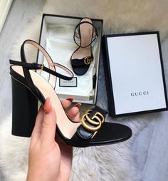 รองเท้าheels Gucci Heels, Donatella Versace, Fashion Heels, Black High Heels, Pretty Shoes, Fashion Black, Trendy Shoes, Heels Boots