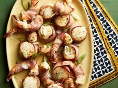 Scallops Bacon, Best Scallop Recipe, Shrimp And Scallop Recipes, Scallops And Shrimp, High Fat Snacks, Wrapped Shrimp, Bacon Crisps, Scallops Recipe, Keto Shrimp