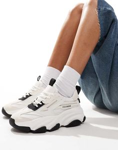 Sko fra Steve Madden Casual cool: helt perfekt Mellemhøjt design Trækmærker for let påtagning Lukkes med snørebånd Foret pløs og manchet Chunky sål Slidmønster med struktur Chunky White Sneakers, City Break Outfit, Nike Air Max Jordan, Sacs Tote Bags, Flip Flop Boots, Leopard Print Baby, Chunky Trainers, Shorts Co Ord, Dress Bra