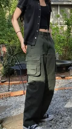 Green And Black Summer Outfits, Styling Dark Green Pants, Olive Green Cargo Pants Outfit Street Style, Olive Green Cargo Outfits Women, Cool Female Outfits, Green Cargo Pants Outfit Street Style, Outfits With Olive Green Pants, Olive Green Cargo Pants Outfit, Olive Cargo Pants Outfit