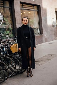 10 French Winter Fashion Must-Haves - Leonce Chenal Parisian Street Style Winter, French Winter Outfits, French Winter Style, Parisian Winter Outfits, French Winter Fashion, Layered Winter Outfits, Parisian Wardrobe, Chic Winter Coat, French Capsule Wardrobe