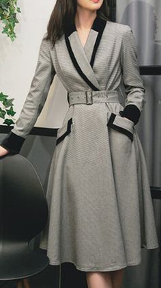 Trendy Spring Fashion, Dress Coats, Elegant Coats, Coat Trends, Spring Coat, Business Work, Elegant Dresses For Women, Fabulous Dresses, Classy And Fabulous