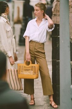 Women-white-dress-shirt-12 Outfit Ideas HQ, 48% OFF Summer Weekend Outfit, Minimalist Moda, Weekend Dresses, Song Of Style, Mode Casual, Work Style, Pantalon Large, Weekend Outfit, 가을 패션