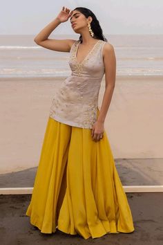 Sleeveless Kurtis For Women, Sleeveless Kurti Neck Designs, Kurta Palazzo Designs, Kurta Set Designs Women, Sleeveless Kurti Designs, Palazzo Outfits, Indian Fits, Palazzo Kurta, Sheer Dupatta