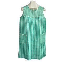 Lati Fashion Sleepwear Green And White Gingham Sleeveless A-Line Housecoat Dressing Robe. Zip Front (14"), Rounded Neckline, Patch Pockets In Front. Slight Gathers Under Yoke. White Trim On The Front Yoke And Pockets. The Body Has A Larger Gingham Pattern While The Yoke And Pockets Have A Smaller Gingham Pattern. Size Large. Fabric Content: Polyester 85%, Cotton 15% Approx. Measurements Taken Lying Flat: Bust (Armpit To Armpit) - 20" Waist - 22" Hips - 24" Length (From Center Back) - 38" Conditi Plaid Sleeveless Lined Dress, Sleeveless Plaid Dress For Picnic, Plaid Sleeveless Dress For Picnic, Sleeveless Plaid Retro Dress, Gingham Sleeveless Dress For Picnic, Sleeveless Gingham Dresses For Daywear, Picnic Gingham Sleeveless Dress, Sleeveless Gingham Beach Dress, Terry Cloth Robe