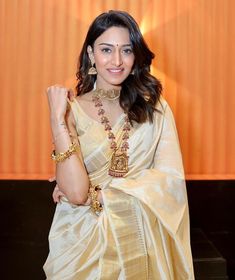 Onam Saree, Saree Hairstyles, Erica Fernandes, Traditional Silk Saree, Saree Jewellery, South Indian Sarees, Modern Saree, Set Saree, Simple Sarees