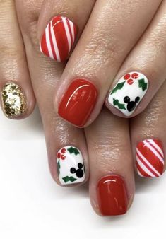 In addition to your Christmas outfit, it is of course also important that your holiday beauty look is completely on point. That means not only your makeup look, but also your nails! To give you a helping hand, we have collected the most beautiful Christmas nails for inspiration. Do you go for classic red nails … Hippie Nail Art, Classic Red Nails, Mouse Nails