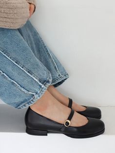 Composition : COW leatherColor : BLACKCountry of Origin : KOREA Business Casual Women's Shoes, Comfortable Elegant Shoes, Comfy Office Shoes, Cute Church Shoes, Outfit Ideas With Mary Jane Shoes, Smart Casual Shoes Women, Korean Work Outfit Business Casual, Shoes For Women Classy, European Shoes Woman