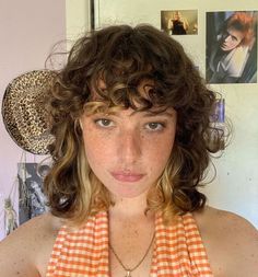 Short Hair Curly Styles For Women, Short Curly Brown Hair With Blonde Highlights, Curly Hair With Blonde Underneath, Curly Hair Blonde Underneath, Short Curly Haircuts Natural, Short Curly Hair Blonde, Curly Fringe Bangs, Curly Roots, Short Curly Shag