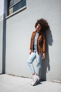 Brown Fringe Jacket Outfit, Midi Skirt Outfit Winter, Fall Fringe, Jacket Ootd, Colored Sneakers, Fall Fashion Colors, Ootd Vintage