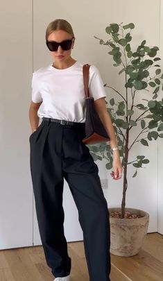 20 BLACK AND WHITE OUTFITS FOR WOMEN OVER 50 - valemoods Culotte Style, White Outfits For Women, Luxury Photography, Black White Outfit, Chique Outfits, Classy Fashion, Casual Work Outfits, Looks Chic, Work Outfits Women