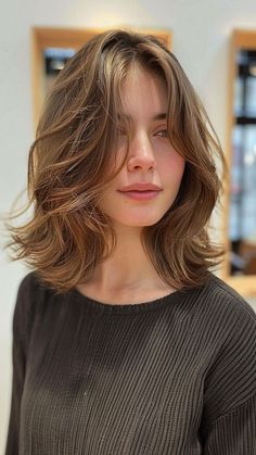 Medium Length Haircut With Layers Wolfcut, Feather Cut For Short Hair, Short Feathered Haircuts, Feathered Haircuts, Feathered Layers, Feather Cut, Modern Short Hairstyles, Beauty Hair Color