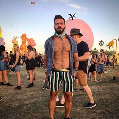 25 Looks “reais” do Coachella – Gossip Boy Dressing Boyfriend, Mens Coachella, Lollapalooza Outfit, Coachella 2019