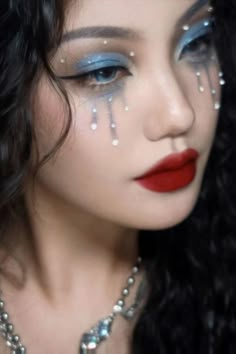 Ocean Goddess Makeup, Avatar The Way Of Water Makeup, Jellyfish Inspired Makeup, Sea Inspired Makeup, Jelly Fish Makeup, Blue Halloween Costume Ideas, Silver Blue Makeup, Water Inspired Makeup, Water Makeup Looks