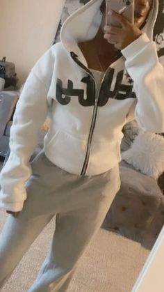 @raqshtz on pinterest. Cozy Winter School Outfits, Sweats Winter Outfit, Cute Swag Outfits Winter, Cute Chill Outfits For School, Cute Swag Outfits For School, Winter Baddie Outfits Casual, Nike Tech Outfit, Chill School Outfits, Outfit Ideas Sweatpants