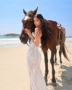 Photo Shoot With Horses, Horse Photoshoot Ideas, Island Vacation Outfits, Cowgirl Photoshoot, Horse Photography Poses, Animals Horse, A Well Traveled Woman, Fashion Outfits Dresses, Pinterest Style