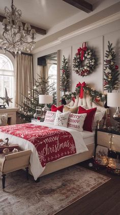 Christmas Bedding Ideas, Christmas Room Aesthetic, Indoor Christmas Decor Ideas, Christmas Decorations Room, Christmas Guest Bedroom, Xmas Bedroom, Classic Christmas Decor, Winter Bedroom Decor, Christmas Bed