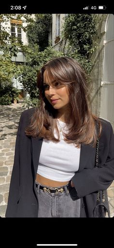 Whispy Medium Length Haircut, Medium Haircut Brown Hair, Medium Length Dark Hair With Highlights Long Bobs, Mid Length Haircut With Face Framing Layers, Light Brown Hair With Black Eyebrows, Chunky Layers Medium Length Hair Curtain Bangs, Summer Curtain Bangs, Emily Ratajkowski Hair Short, Medium Length Haircut Old Money