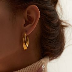 Discover the sleek sophistication of Oval Hoop Earrings, masterfully crafted in 18k gold plating. These earrings feature a modern oval shape, offering a refined update to the classic hoop style, perfect for a chic, contemporary look. Thick Hoop Earrings, Minimalist Gifts, Gold Hoops, Geometric Earrings, Keep Jewelry, Elegant Earrings, Everyday Jewelry, Minimalist Earrings, Jewelry Earrings Hoops