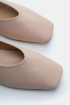 Square toe ballerina in blush leather with patent heel Spring Office Beige Ballet Flats, Spring Sleek Closed Toe Ballet Flats, Sleek Spring Closed Toe Ballet Flats, Sleek Closed Toe Ballet Flats For Spring, Blush Heels With Sculpted Heel For Spring, Modern Almond Toe Ballet Flats, Blush Heels With Sculpted Heel, Sleek Spring Ballet Flats With Almond Toe, Feminine Blush Leather Heels