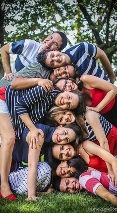 group photo pose Portret Feminin, Perspective Photography, Family Picture Poses, Group Photography, 사진 촬영 포즈, Friend Poses Photography