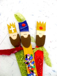 two wooden peg puppets with crowns on them