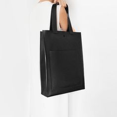 Our take on the classic tote, boasting sturdy construction and clean lines. Main compartment fits up to a 15" laptop. Handmade in Montreal, Canada. Minimalist Bags Design, Bags 2022, Multifunction Bag, Bag Minimalist, Leather Bag Pattern, Minimal Classic, Diy Tote Bag, Convertible Bags, Leather Laptop