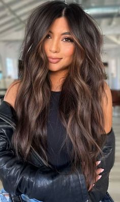 Latest Brunette Hair Trends, Spring Hair Colors For Brunettes, Brown Hair Trends, Brunette Blue Eyes, Hair Colors For Brunettes, Colors For Brunettes, Long Brunette Hair, Caramel Highlights