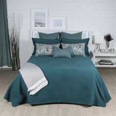 Couverture PABLO (  ) Couvre-lit  ,disponible chez Literie-Déco et moi Stripped Pattern, King Size Blanket, Queen Size Blanket, Teal And Grey, Sleep Comfortably, Teal Colors, Luxury Furniture, Queen Size