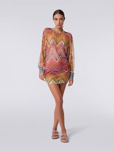 Enriched by the cut-out detail that brings the wide cuffed sleeves to life, the women’s short cover up dress features side gathers that play with the zigzag printed tulle. Designer Bikinis, Beachwear Collection, Zig Zag Print, Special Occasion Outfits, Women's Cover Up, Beachwear For Women, Cover Up Dress, Women's Swimwear, Cover Ups