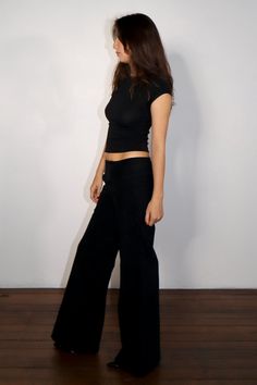 Low Waist Black Pants Outfit, Low Rise Pants Outfit Aesthetic, Simple Cool Outfits, Simple Comfortable Outfits, Low Key Outfits, Dress Pant Outfits, Effortless Pants Outfit, Black Flowy Pants Outfit, Black Dress Pants Outfit