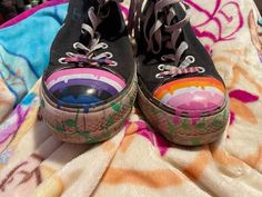 Shoes With Drawings On Them, Converse Painted Shoes Ideas, Converse With Drawings On Them, Things To Draw On Your Shoes, Converse Ideas Diy, Things To Draw On Shoes, Converse Designs Ideas, Scene Converse, Creative Things To Do