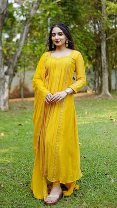 Wedding Frock Designs, Georgette Kurtis, Anarkali Suits Designer, Dress Anarkali, Simple Dress Casual, Simple Frock Design, Salwar Suit Designs