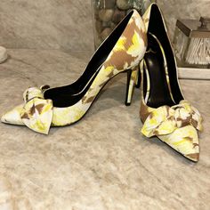 An Artful Print And Graceful Bow Create A Chic Aesthetic On A Picturesque Pump Framed By A Pointy Toe And Lofty Stiletto Heel. Brand New, Never Been Worn And Think This Brand Runs Small, Made In Spain As A Size 40 1/2 But May Be More Like A Us Size 9. Beautiful Shape, Great Quality, And Very Classy Look That Could Be A Versatile Color Combination. - 4" Heel - Textile Upper/Synthetic Lining And Sole - Made In Spain Bow Pumps, Chic Aesthetic, London Shoes, Ted Baker London, How To Look Classy, Color Combination, Stiletto Heel, Ted Baker, Shoes Women Heels