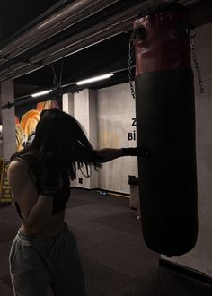 @dogayys on ig Boxing Vision Board, Vision Board Boxing, Thai Boxing Aesthetic, Kickbox Aesthetic, Mauy Tai, Krav Maga Aesthetic, Krav Maga Women, Bjj Aesthetic, Kickboxing Aesthetic