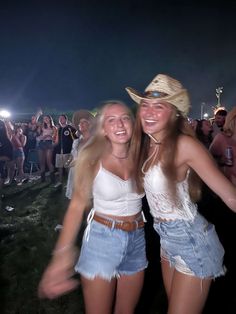 Cute Carnival Outfits Summer, Country In The Park Outfits, Country Concert Poses With Friends, County Fair Outfit Summer, Country Concert Photo Ideas, Country Concert Picture Ideas, Country Festival Outfit Summer, Carnival Fits