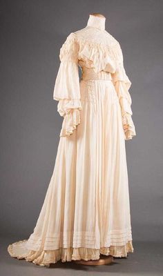 TWO CREAM SILK TEA GOWNS, 1905-1913 Edwardian Gowns, Era Victoria, Augusta Auctions, Tea Gown, 1900s Fashion, Women Ideas, Old Fashion Dresses