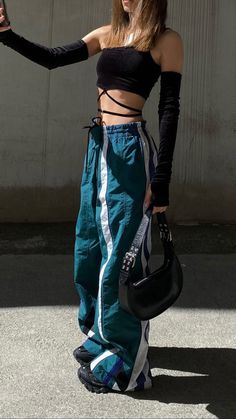 Hiphop Style Outfits, Hiphop Dance Outfit, Hip Hop Style Outfits, Parachute Trousers, Winx Saga, Trousers For Women, Hip Hop Outfits, Alternative Outfits, Really Cute Outfits