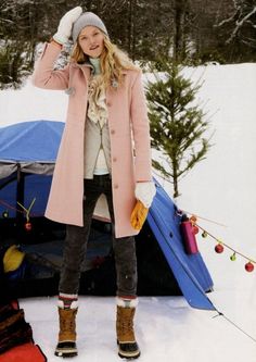 perfect snow outfit: pale pink coat, pale grey layers, black denim, snow boots Camping Outfits Winter, Winter Camping Outfits, Cute Camping Outfits, Snow Outfit, Camping Outfits, Cold Weather Fashion, Pink Coat, Winter Wear, Colorful Fashion